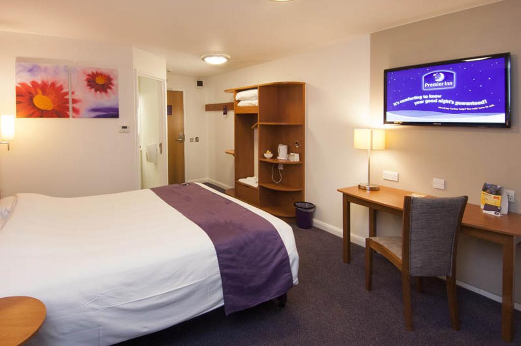 Premier Inn Reading Central Exterior photo